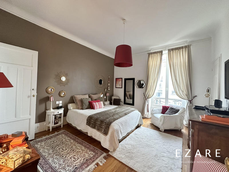 Maison - 300 m² - 8 pièces