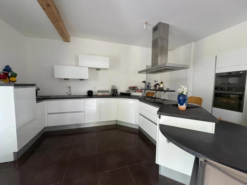 Maison - 210 m² - 7 pièces