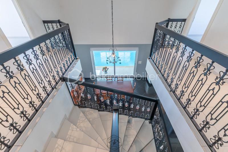 Propriété - 251 m² - 8 pièces