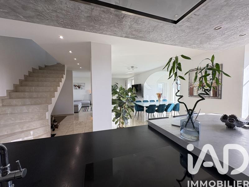 Maison - 240 m² - 8 pièces