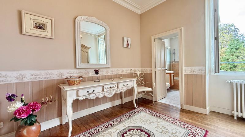 Maison - 245 m² - 11 pièces