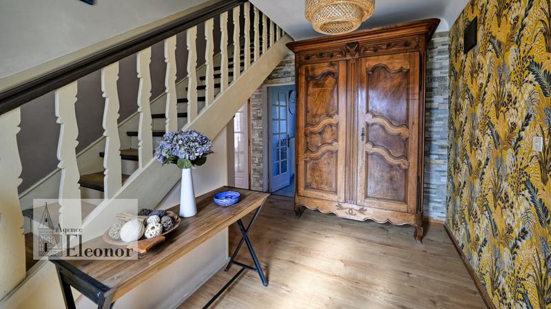 Maison - 208 m² - 9 pièces