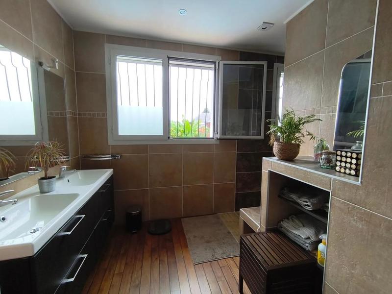 Maison - 277 m² - 6 pièces