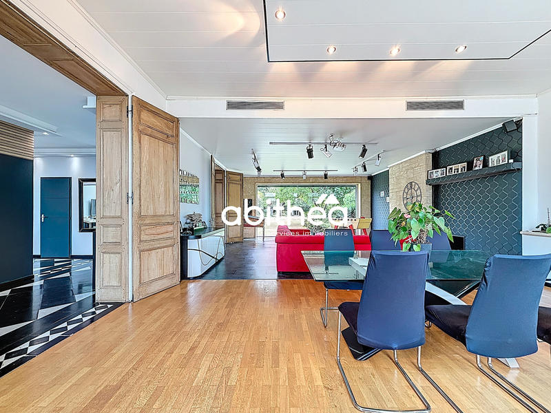 Propriété - 331 m² - 10 pièces