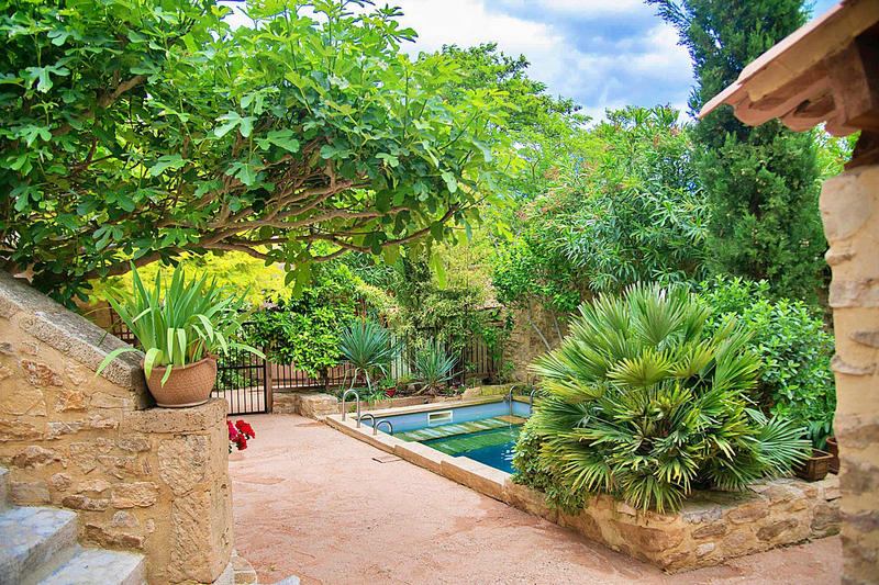 Mas - 668 m² - 27 pièces