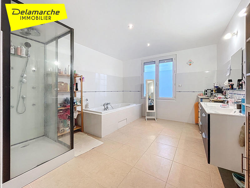 Maison - 235 m² - 8 pièces