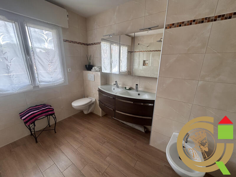 Maison - 360 m² - 8 pièces