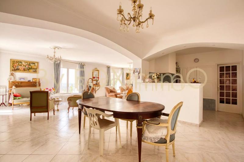 Maison - 220 m² - 5 pièces