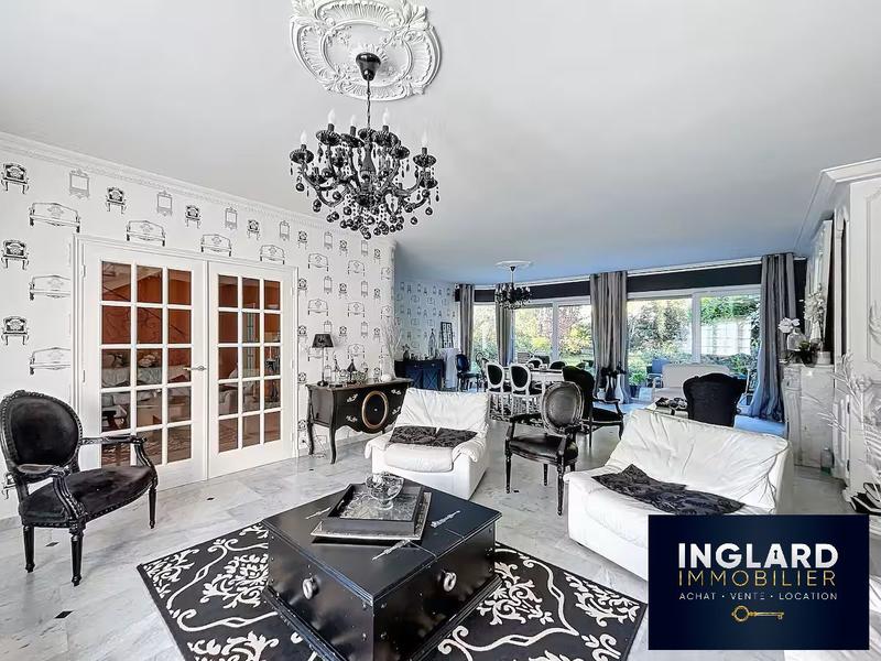 Maison - 243 m² - 10 pièces