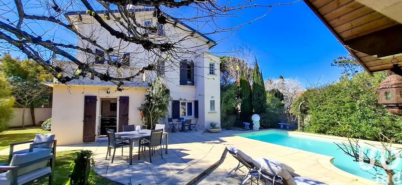 Maison de ville - 210 m² - 9 pièces