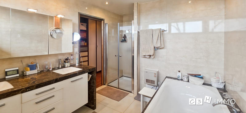 Villa - 234 m² - 6 pièces