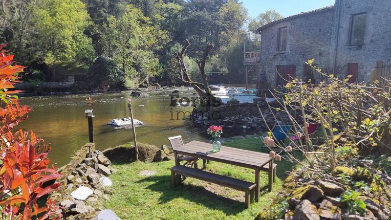 Moulin - 235 m² - 8 pièces