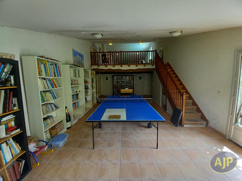 Maison - 407 m² - 9 pièces