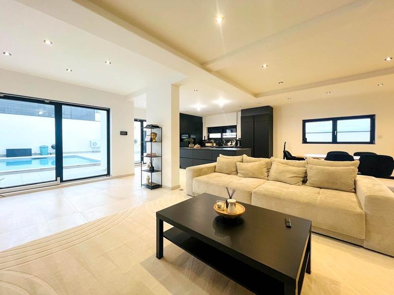 Maison contemporaine - 218 m² - 7 pièces