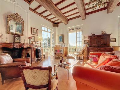 Maison - 280 m² - 10 pièces