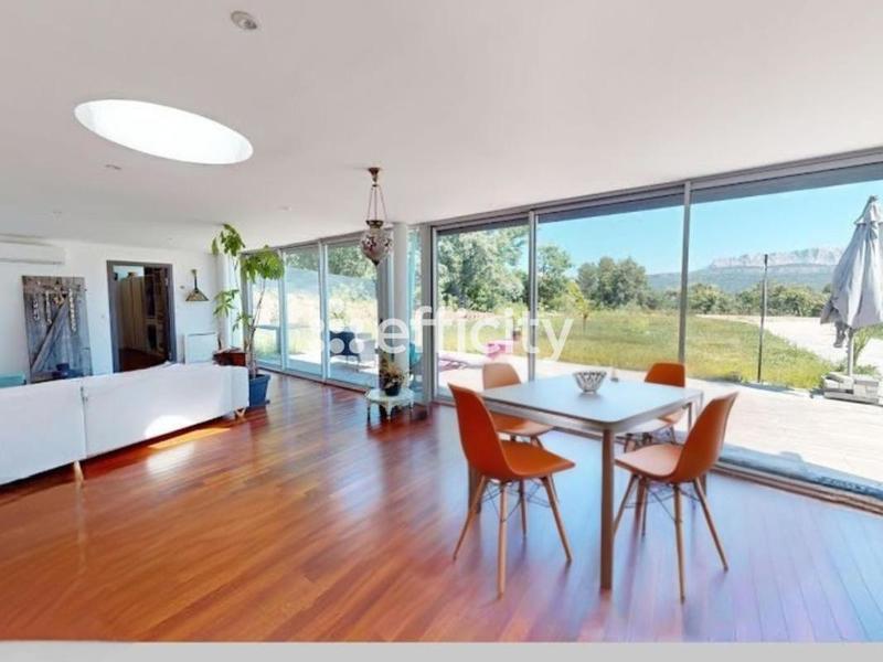 Maison - 203 m² - 6 pièces