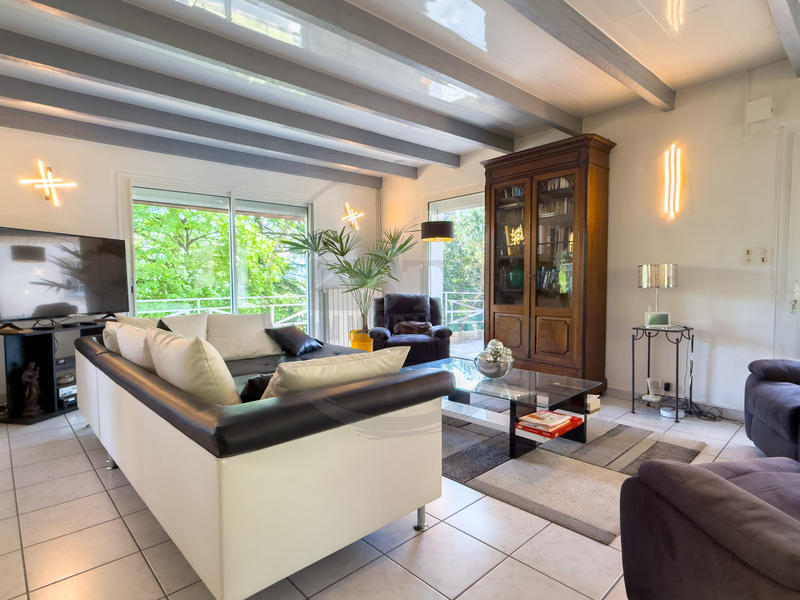 Propriété - 210 m² - 6 pièces