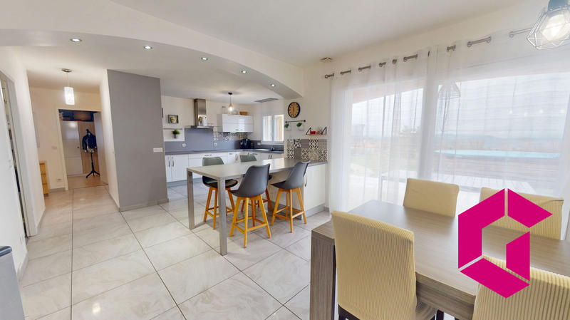 Maison - 181 m² - 5 pièces