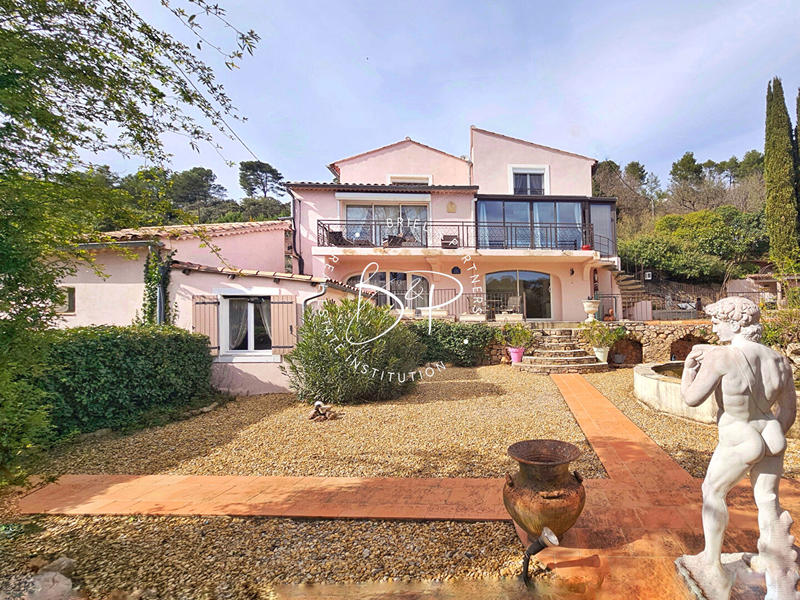 Maison - 272 m² - 9 pièces