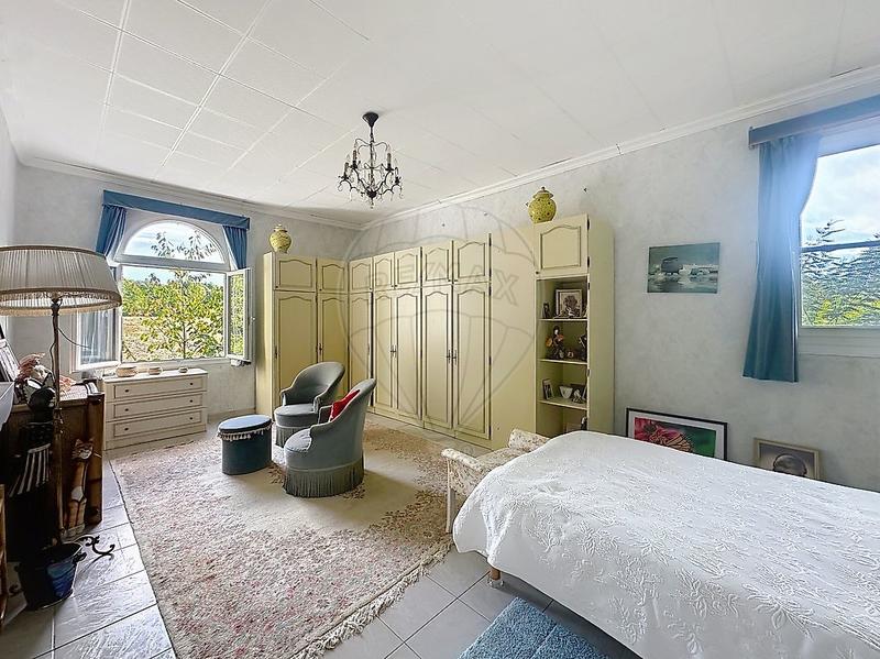 Maison - 225 m² - 9 pièces