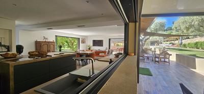 Maison - 230 m² - 8 pièces