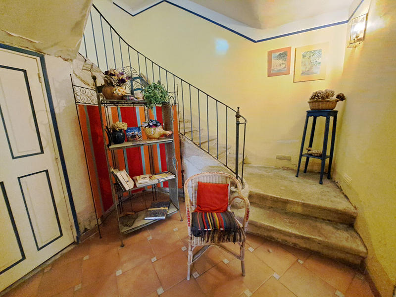 Maison - 241 m² - 9 pièces