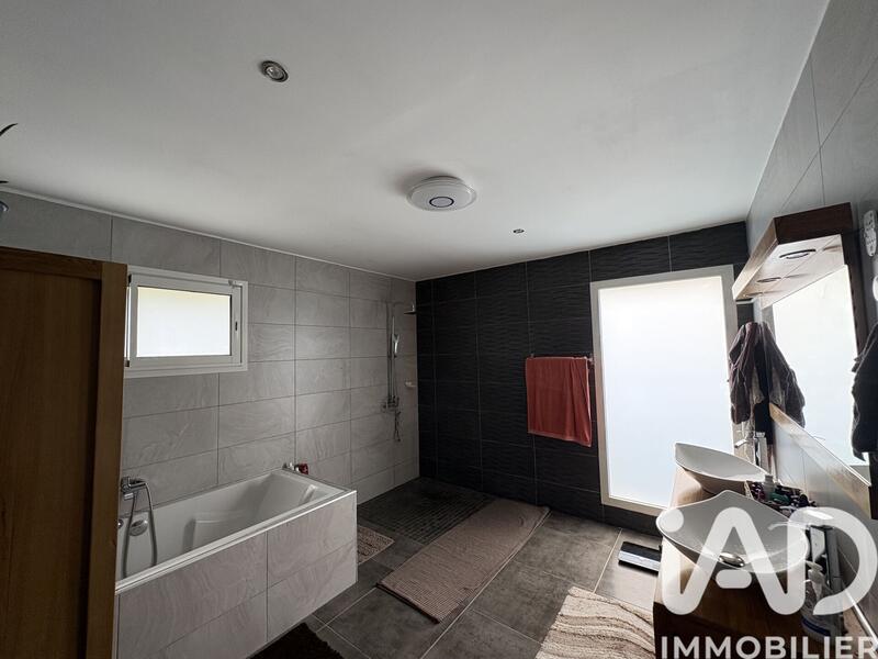 Maison - 193 m² - 6 pièces