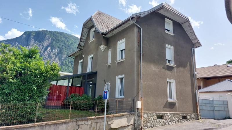 Maison - 238 m² - 8 pièces