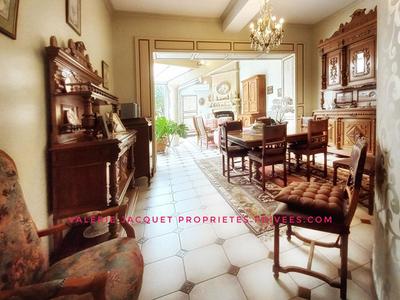 Maison - 220 m² - 7 pièces