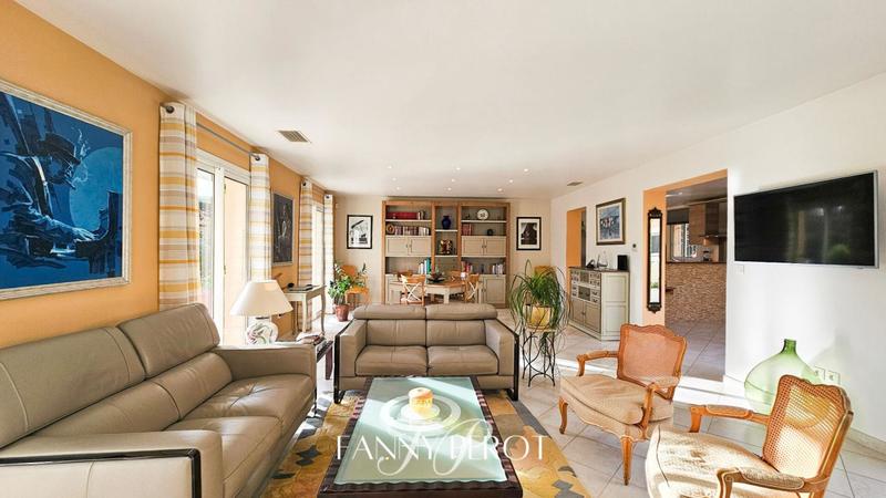 Maison - 220 m² - 6 pièces