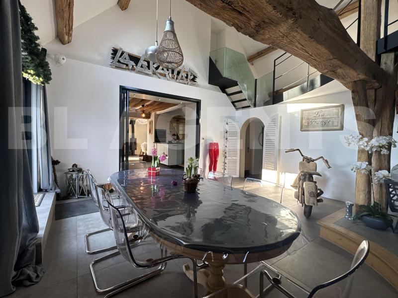 Maison - 225 m² - 7 pièces