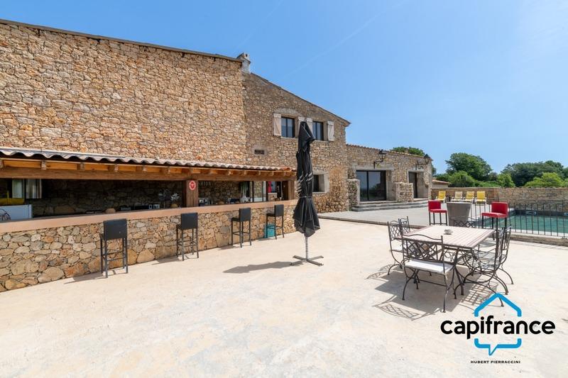 Propriété - 621 m² - 12 pièces