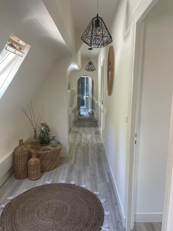 Maison - 270 m² - 8 pièces