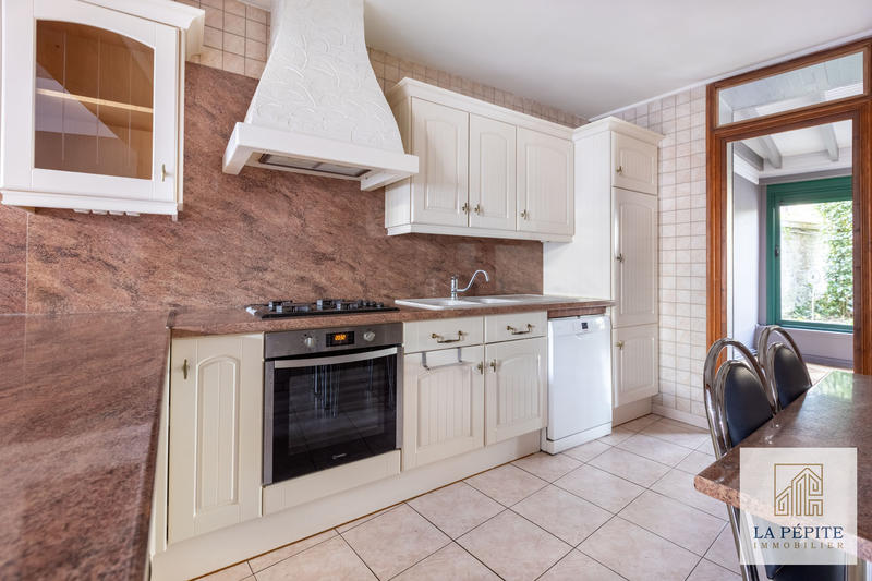 Maison - 240 m² - 8 pièces