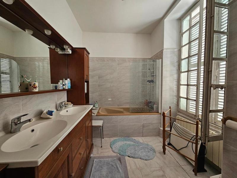 Maison - 292 m² - 10 pièces