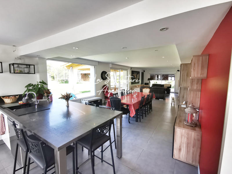 Maison - 223 m² - 9 pièces