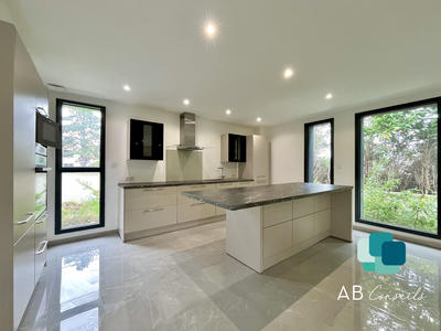 Appartement - 93 m² - 4 pièces