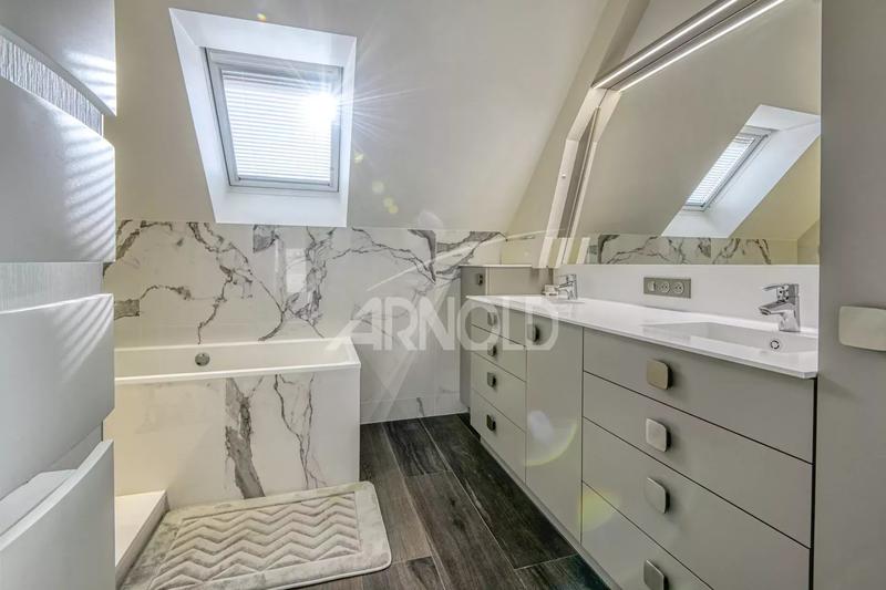 Maison - 232 m² - 11 pièces