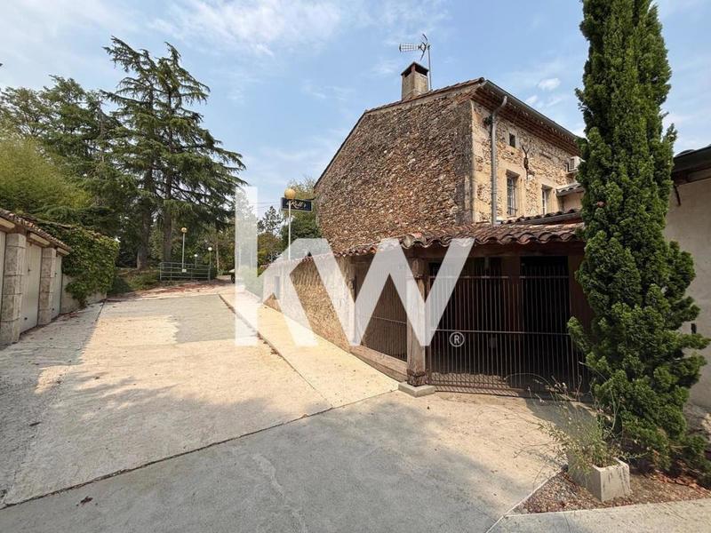 Maison - 2 400 m² - 15 pièces