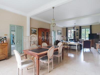 Propriété - 243 m² - 8 pièces