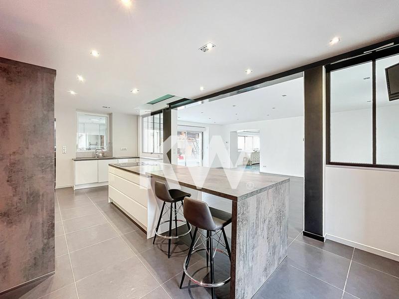 Maison - 900 m² - 11 pièces