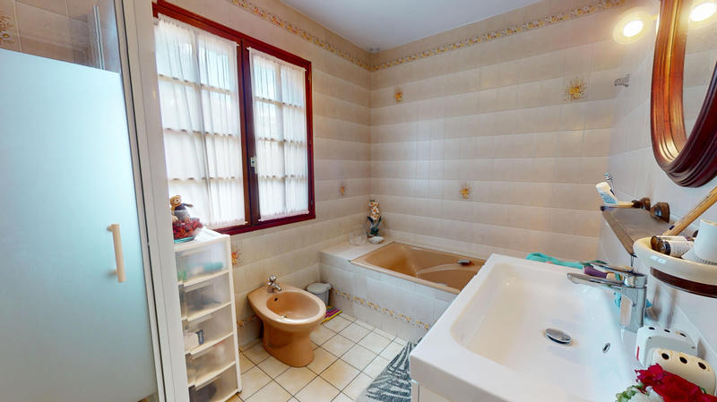 Maison - 213 m² - 8 pièces