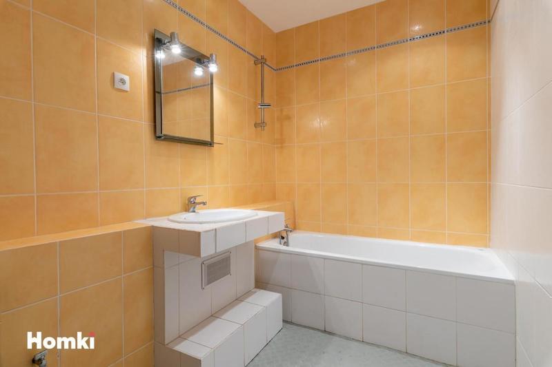 Maison - 1 800 m² - 31 pièces