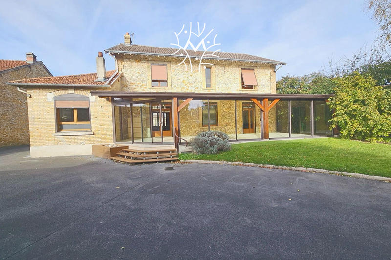 Maison - 208 m² - 9 pièces