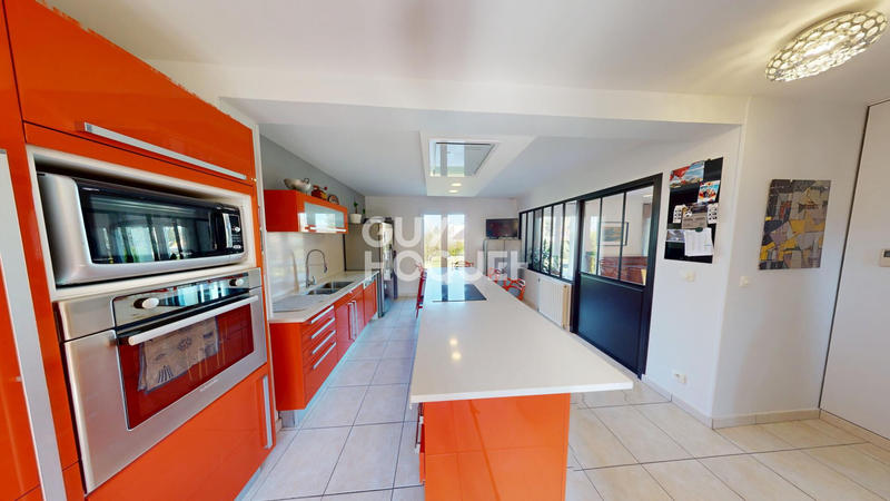 Maison - 220 m² - 9 pièces