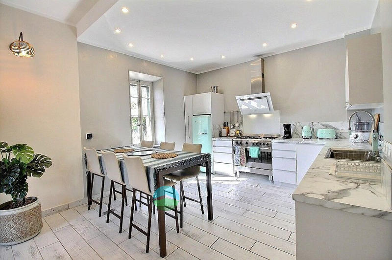 Maison - 195 m² - 7 pièces