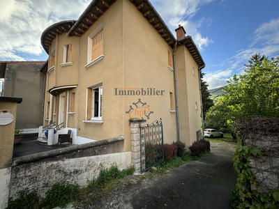 Maison - 230 m² - 8 pièces