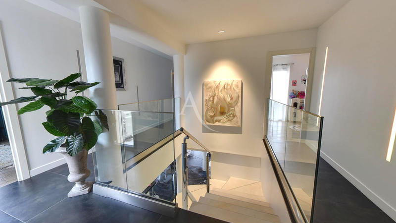 Maison - 212 m² - 8 pièces