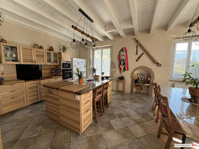 Maison - 200 m² - 6 pièces