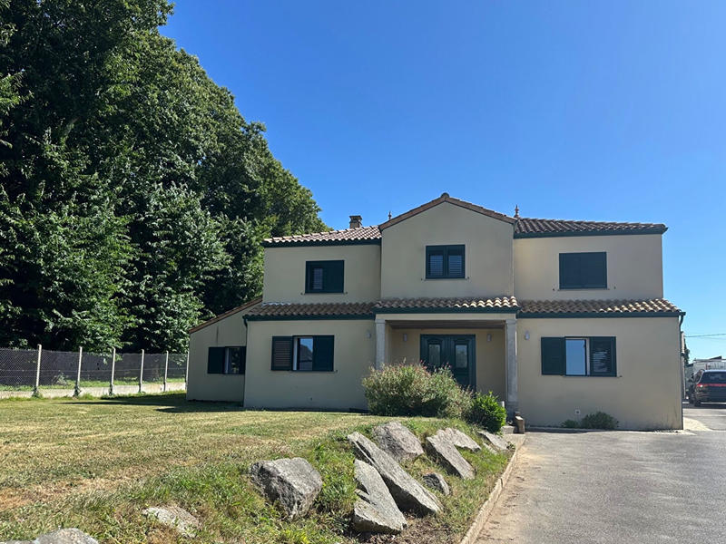 Maison - 250 m² - 8 pièces